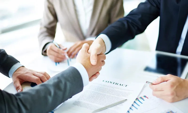Sản phẩm handshake close up executives scaled 2560x1550 — Công Ty TNHH Tân Hưng — MST 0100235968