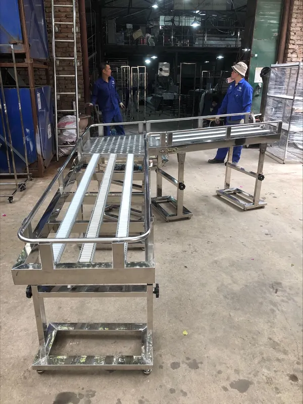 Sản phẩm Giá trượt con lăn 1 — Inox Vinh Vượng - Công Ty Cổ Phần Vinh Vượng — MST 0101348770
