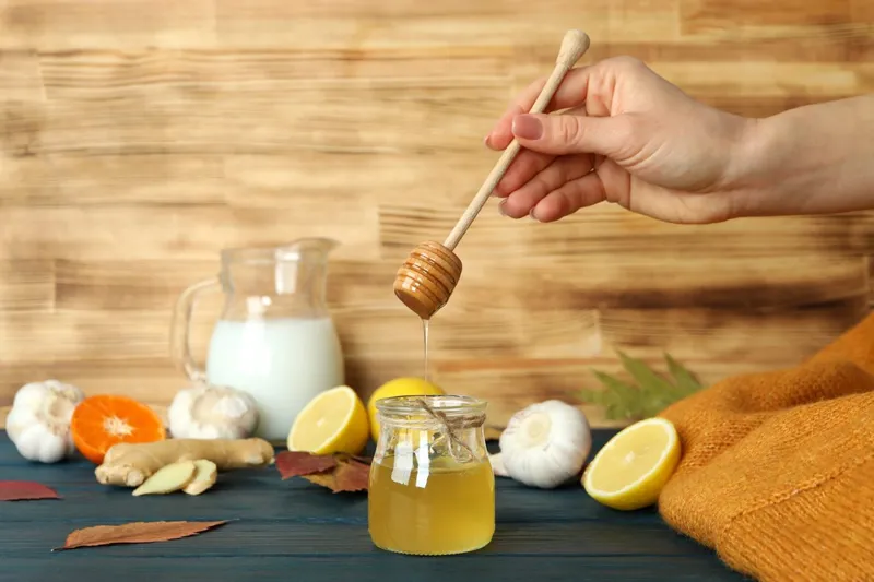 Sản phẩm concept of treatment colds with honey and garlic on wooden table — Mật Ong Hoa Bốn Mùa - Hộ Kinh Doanh Cơ Sở Mật Ong Hoa Bốn Mùa — MST 0101406750