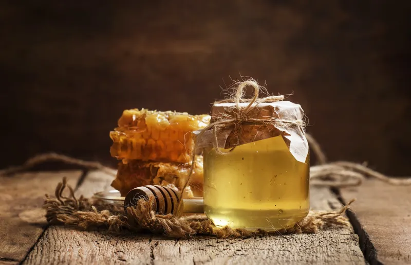 Sản phẩm honey jar and honeycomb — Mật Ong Hoa Bốn Mùa - Hộ Kinh Doanh Cơ Sở Mật Ong Hoa Bốn Mùa — MST 0101406750