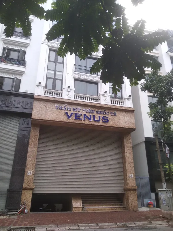 Sản phẩm Lắp đặt cửa cuốn siêu trường cho thẩm mỹ viện quốc tế venus — Công Ty TNHH Sản Xuất Và Thương Mại Bách Việt — MST 0101797180