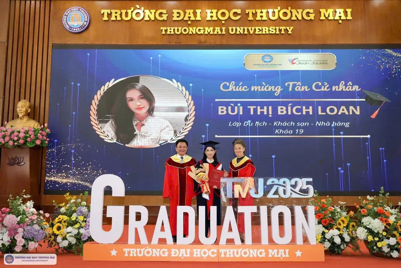 Sản phẩm company backgroup favorite saying vi 1762307620 — Đại Học Thương Mại — MST 0101811300
