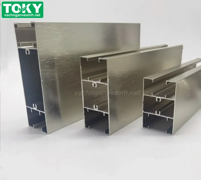 Sản phẩm hien dai voi vach ngan ve sinh su dung ung nhom thay chan do 1 — Công Ty TNHH Thương Mại Và Sản Xuất Đa Lợi — MST 0101907041