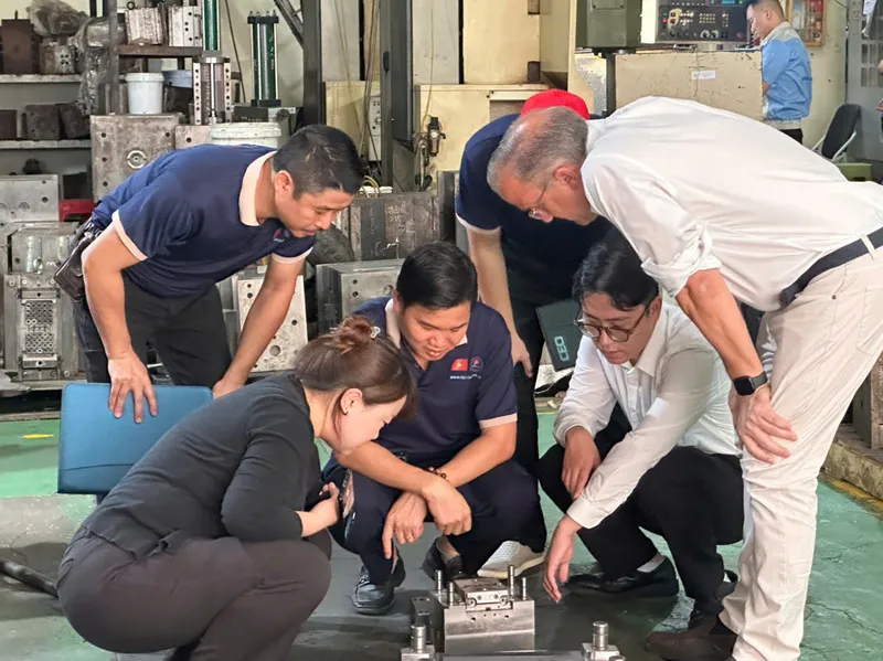 Sản phẩm z7916292405383_96f7d0e29804fe905862e28ffe9fe9ef — Khuôn Đúc Nhựa - Công Ty TNHH DPT Việt Nam — MST 0104105014