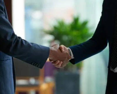 Sản phẩm firm handshake 400x320xc — Công Ty Cổ Phần Thiết Bị Máy Công Trình á Châu — MST 0104151772