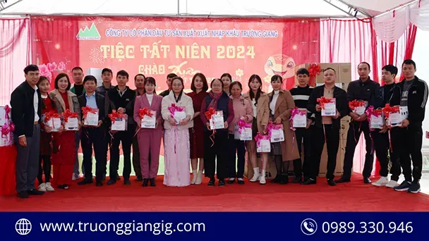 Sản phẩm am_ap_bua_tiec_tat_nien_tai_cong_ty_truong_giang Q59y large — Bao Bì Nhựa Trường Giang - Công Ty CP Đầu Tư Sản Xuất Xuất Nhập Khẩu Trường
Giang — MST 0104945447