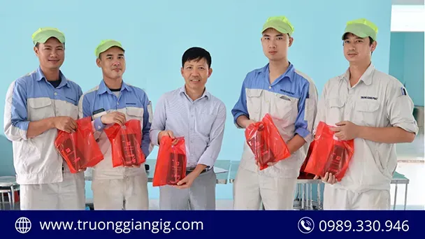 Sản phẩm cong_ty_truong_giang_tang_qua_cho_nam_c_b_c_n_v_nhan_ngay_quoc_te_dan_ong large — Bao Bì Nhựa Trường Giang - Công Ty CP Đầu Tư Sản Xuất Xuất Nhập Khẩu Trường
Giang — MST 0104945447