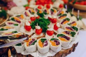 Sản phẩm menu tiec buffet tai nha3 300x200 — Suất Ăn Công Nghiệp An Quý - Công Ty TNHH Dịch Vụ Và Thương Mại An Quý — MST 0104957932
