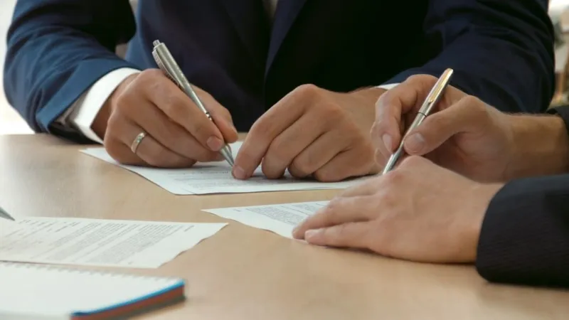 Sản phẩm Signing a contract 1428x803 — Chứng Khoán JBSV - Công Ty TNHH Chứng Khoán JB Việt Nam — MST 0105786768