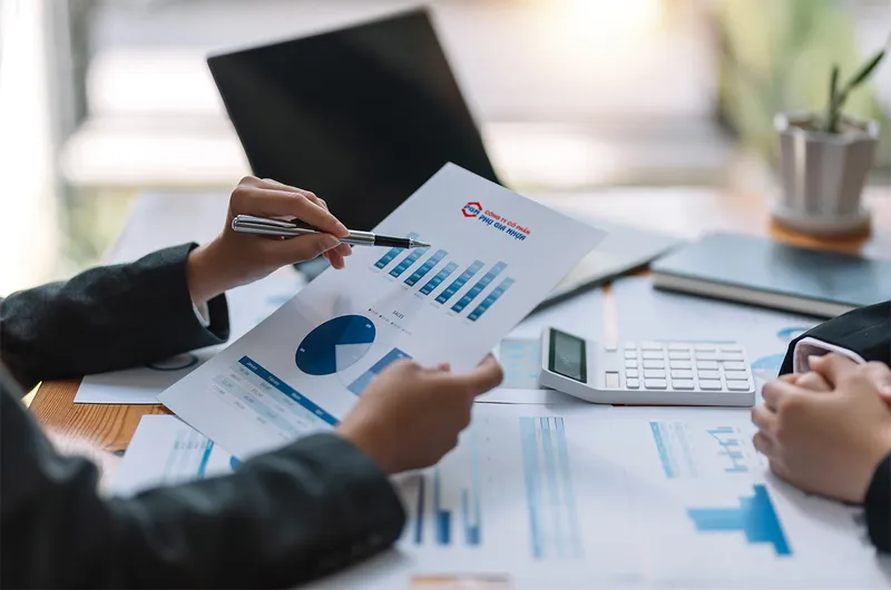Sản phẩm closeup business people analyzing chart graph showing changes growth market (2) — Chứng Khoán JBSV - Công Ty TNHH Chứng Khoán JB Việt Nam — MST 0105786768