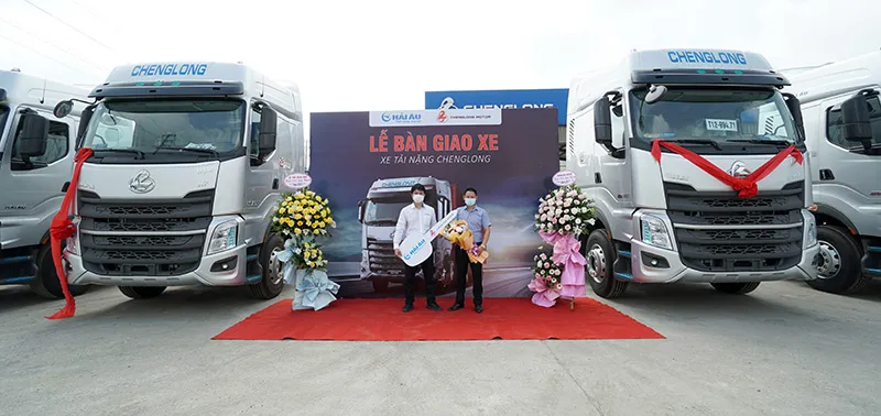 Sản phẩm le_ban_giao_lo_10_xe_dau_keo_chenglong_385hp_cho_cong_ty_van_tai_dong_loi — Công Ty TNHH Ô Tô Hải Âu — MST 0105859342