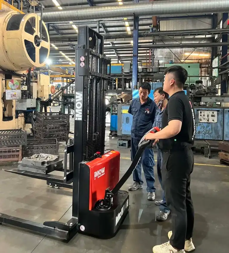 Sản phẩm Xe nang dien ep 768x847 — Xe Nâng Và Sửa Chữa VietStandard - Công Ty TNHH Dịch Vụ Công Nghệ VietStandard — MST 0105976906