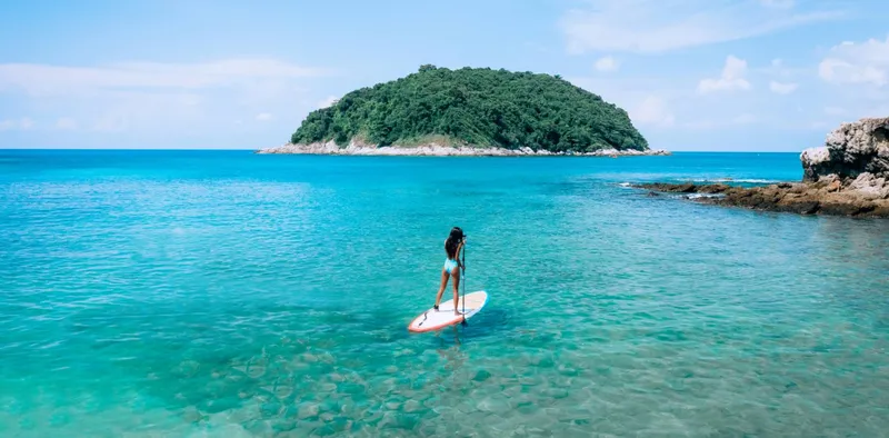 Sản phẩm photo beautiful posing woman standing kayak 1400x690 — Công Ty Cổ Phần Thương Mại Và Dịch Vụ Du Lịch Mặt Trời Việt — MST 0106080238