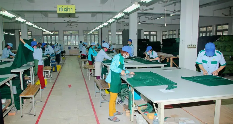 Sản phẩm cong nhan xuong may — Công Ty TNHH Đầu Tư Thương Mại Hoàng Ngọc Hưng — MST 0106109889