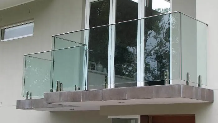 Sản phẩm ban cong kinh viet han — Công Ty Cổ Phần Sản Xuất Thương Mại Nhôm Kính Và Xây Dựng Việt Hàn — MST 0106131041