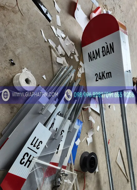 Sản phẩm Cột Km dán màng phản quang(1) — Trang Thiết Bị An Toàn Giao Thông Gia Phát Hà Nội - Công Ty Cổ Phần Gia Phát Hà
Nội — MST 0106319999