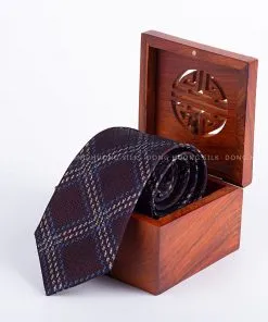 Sản phẩm ca vat lua to tam 100 silk cao cap ke caro C000001 1 1 247x296 — Công Ty TNHH Thương Mại Và Sản Xuất Đông Hương — MST 0106366371