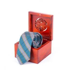 Sản phẩm ca vat lua to tam 100 silk cao cap ke caro C000001 3 2 247x296 — Công Ty TNHH Thương Mại Và Sản Xuất Đông Hương — MST 0106366371