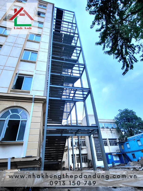 Sản phẩm Thang thep thoat hiem ngoai troi — Cơ Khí Xây Dựng Linh Anh - Công Ty TNHH Thương Mại Và Công Nghệ Linh Anh — MST 0106677514