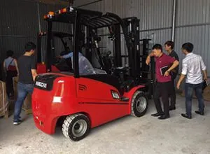 Sản phẩm huong dan cach chon xe nang dien ngoi lai phu hop 1_1 1 300x220 — Công Ty TNHH Thương Mại Và Vận Tải Tú Sơn — MST 0106810734