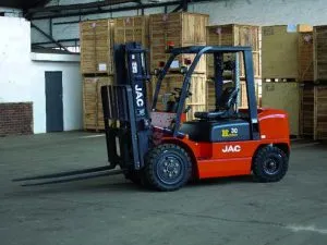 Sản phẩm bang gia thue xe nang hang moi nhat 300x225 — Công Ty TNHH Thương Mại Và Vận Tải Tú Sơn — MST 0106810734