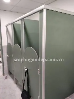 Sản phẩm vach ngan ve sinh xanh reu 2 300x400 — Vách Ngăn QH - Công Ty CP Nội Thất QH Việt Nam — MST 0106842599