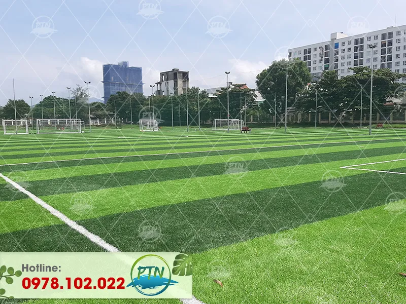 Sản phẩm thi cong san co nhan tao hoang gia hoang minh giam ha noi2 — Cỏ Nhân Tạo Cao Nguyễn - Công Ty TNHH Đầu Tư Và Thương Mại Cao Nguyễn — MST 0107072374