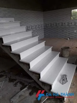 Sản phẩm DA TU NHIEN MAU TRANG OP CAU THANG 300x400 — Công Ty TNHH Đá Ốp Lát Hà Thành — MST 0107151523