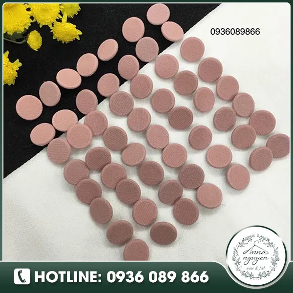 Sản phẩm Set 10 chiec khuy (KMB24) boc vai mau Hong, chan day nhom duong kinh 1,5cm — Phụ Liệu May Mặc Anna Nguyen - Công Ty TNHH Thời Trang Anna Nguyen — MST 0107370821