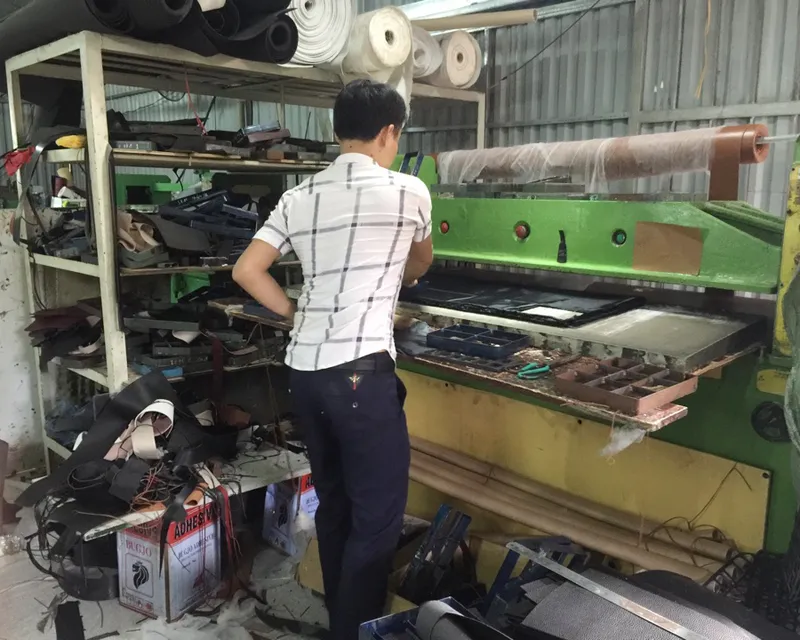 Sản phẩm xuong sx (3) — Đồ Da Châu Linh - Công Ty TNHH Xuất Nhập Khẩu Và Thương Mại Châu Linh — MST 0107420208