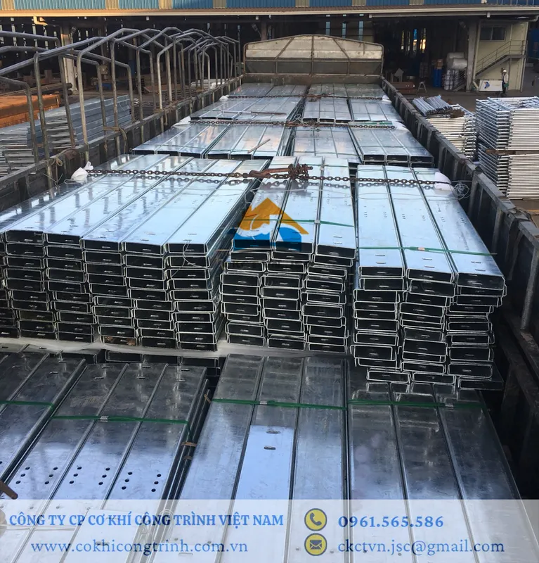 Sản phẩm Xe van chuyen hang ra cong truong — Công Ty Cổ Phần Cơ Khí Công Trình Việt Nam — MST 0107601123