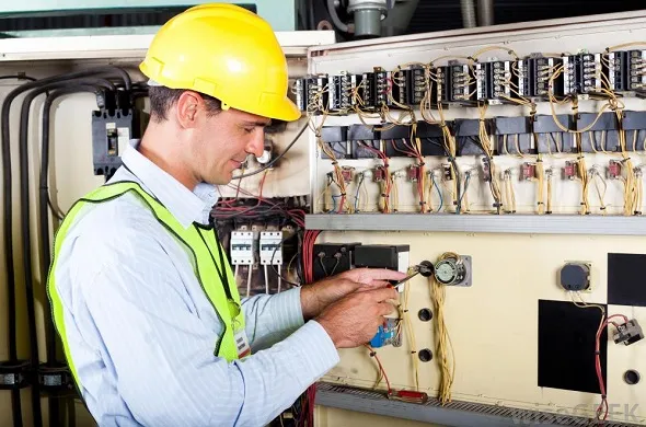 Sản phẩm technician repairing circuits — Công Ty TNHH Keresa Việt Nam — MST 0107752612