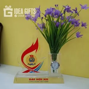 Sản phẩm ky niem chuong pha le 2 2 300x300 — Quà Tặng ý Tưởng Vàng - Công Ty TNHH Sản Xuất Quà Tặng Đối Ngoại ý Tưởng Vàng — MST 0108408940
