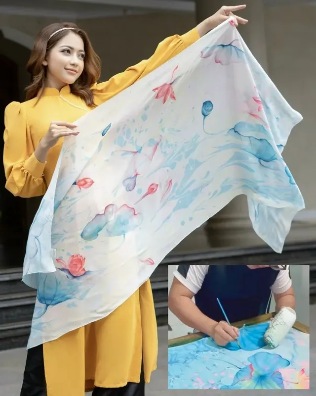 Sản phẩm khan lua to tam thuy an ve tay doc ban sensilk hoa sen — Công Ty CP Sen Silk Việt Nam — MST 0108531824