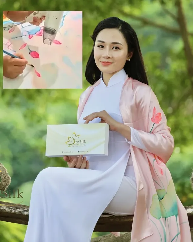 Sản phẩm khan lua to tam ve tay nghe thuat sensilk hoa sen — Công Ty CP Sen Silk Việt Nam — MST 0108531824