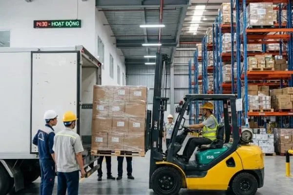 Sản phẩm Hoat dong boc xep dien ra lien tuc tai kho de dam bao lich trinh xe chay dung tuyen Sai Gon Da Nang moi ngay 600x400 — Vận Tải Hàng Hóa Trung Tín - Công Ty TNHH Vận Tải Hàng Hóa Trung Tín — MST 0108713743