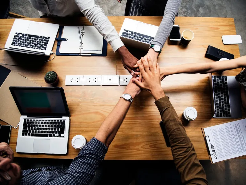 Sản phẩm team business people stacking hands 53876 119699 copy 4_orig — Công ty Cổ phần Công nghệ Việt Nam Ring — MST 0108747661