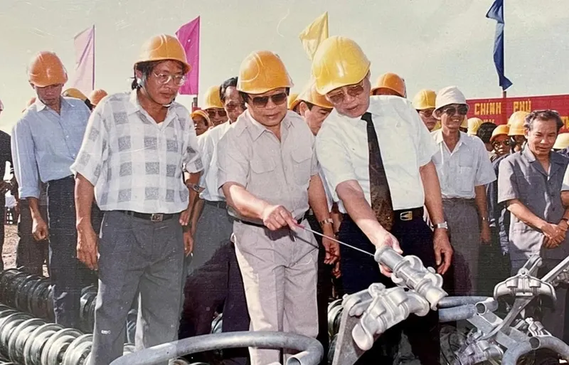 Sản phẩm bai 1 duong day 500kv ky tich cua nganh dien the ky 20 9264.jpg — Máy Biến áp ECOTRAN - Công Ty Cổ Phần Chế Tạo Máy Biến áp Việt Nam — MST 0108753915