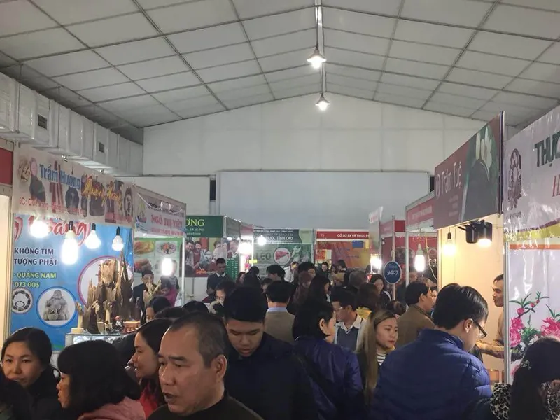 Sản phẩm Người dân thăm quan mua sắm tại lễ hội — Công Ty TNHH Xúc Tiến Thương Mại & Tổ Chức Sự Kiện Win - Win — MST 0108774520