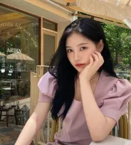 Sản phẩm young woman sitting at outdoor cafe — Công Ty TNHH Sản Xuất Và Thương Mại Nguyên Phong — MST 0108837932