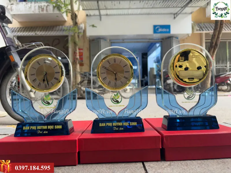 Sản phẩm dong ho pha le ky niem chuong — Quà Tặng Doanh Nghiệp FUNGIFT - Công Ty TNHH FUNGIFT Việt — MST 0108958687