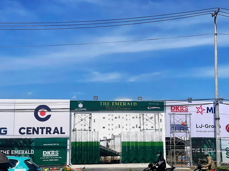 Sản phẩm Phia truoc du an The Emerald Boulevard — Công Ty TNHH Phát Triển Đầu Tư Và Thương Mại Phúc Hưng — MST 0109847764