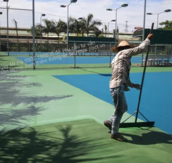 Sản phẩm Thi cong son san tennis ngoai troi 350x330 — Hóa Chất Phương Đông - Công Ty Cổ Phần Vật Liệu Xây Dựng Thương Mại Phương Đông — MST 0109858195