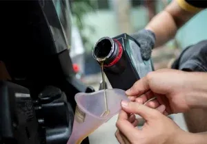 Sản phẩm thay nhot xe may 1 300x210 — Công Ty Cổ Phần Hóa Dầu AZ — MST 0110171632