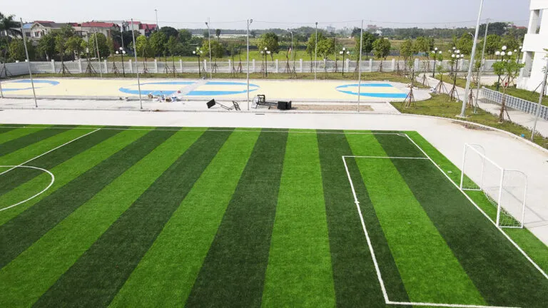 Sản phẩm thi cong san bong co nhan tao truong hoc khanh phat 200 cong trinh 768x432 — Công Ty TNHH Sản Xuất Và Thương Mại Dịch Vụ Khánh Phát — MST 0110379711