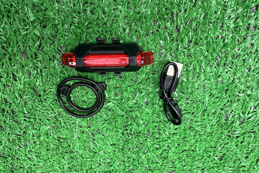 Sản phẩm Den led hau FF138 anh 2.jpg — Công Ty TNHH MAXVOL — MST 0110656556