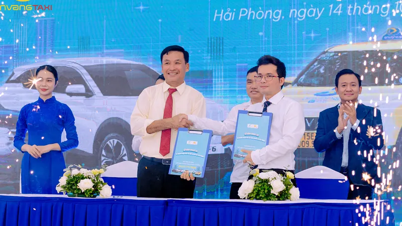 Sản phẩm banner slide_ky ket tien phong doc quyen 638646734882589071 — én Vàng Taxi - Công Ty Cổ Phần én Vàng Quốc Tế — MST 0200563539