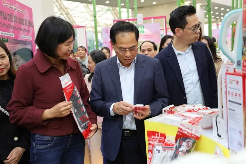 Sản phẩm PHO THU TUONG BUI THANH SON THAM GIAN HANG DIEN QUANG 1024x683 — Công Ty Cổ Phần Tập Đoàn Điện Quang — MST 0300363808