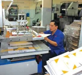 Sản phẩm Hinh MAY IN LUA 272x250 — Công Ty Trách Nhiệm Hữu Hạn Một Thành Viên In Tem Bưu Điện — MST 0300441502