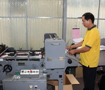 Sản phẩm 5 Máy dán tráng keo nắp phong bì khổ nhỏ 339x293 — Công Ty Trách Nhiệm Hữu Hạn Một Thành Viên In Tem Bưu Điện — MST 0300441502